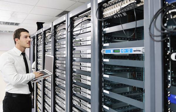 laptop-man-in-server room_600x